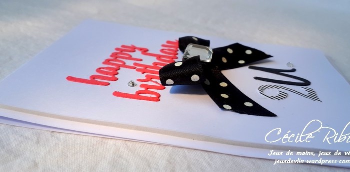 Un gros nœud et un&nbsp;strass