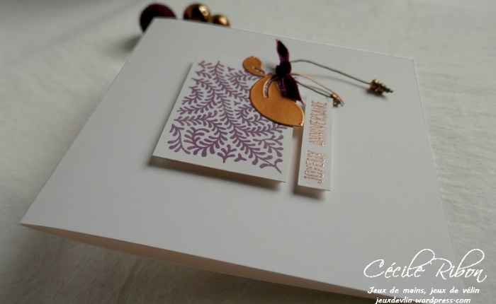 Carte d’anniversaire en Simply Graphic, nœud de velours et breloque perlée .