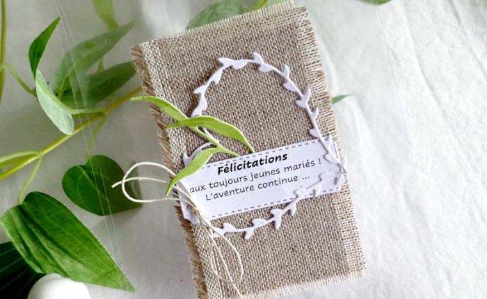 Une carte en acétate et toile à&nbsp;broder.