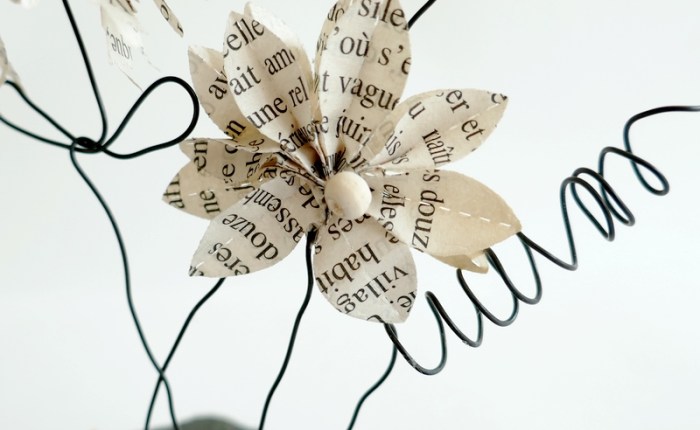 DT Farbton Papier : Avec les pages d’un vieux livre. .