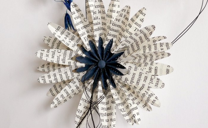 DT Farbton Papier : Cœur en fil de fer et fleur en page de livre.