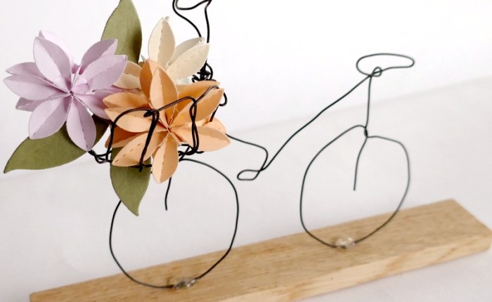 DT Farbton Papier : Petit vélo en fil de fer et fleurs en papier.