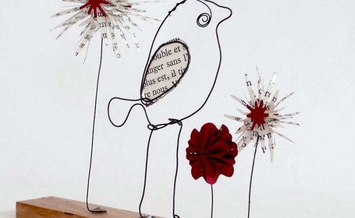 DT Farbton Papier : Un oiseau en fil de fer et fleurs en&nbsp;papier.